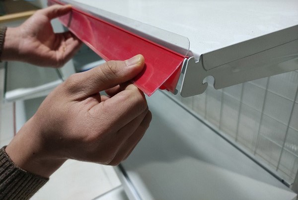 Lắp các thanh nẹp mica vào mâm tầng Lắp các thanh nẹp mica vào mâm tầng