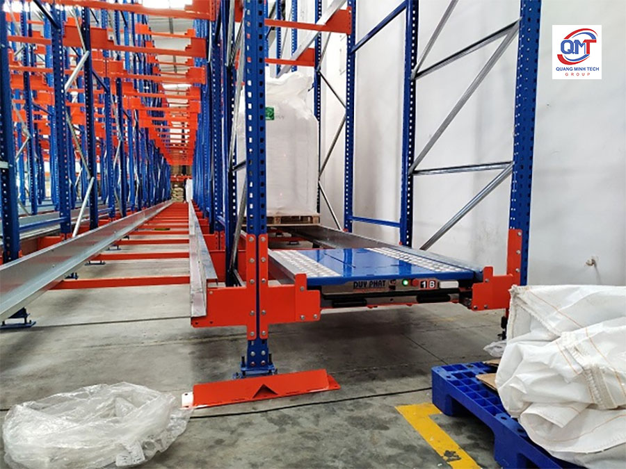 kệ chứa hàng trong kho tự động