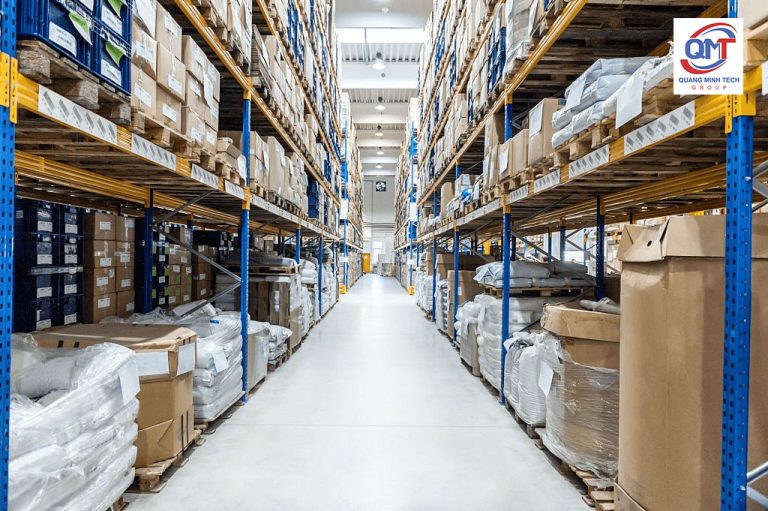 xếp hàng lên kệ pallet