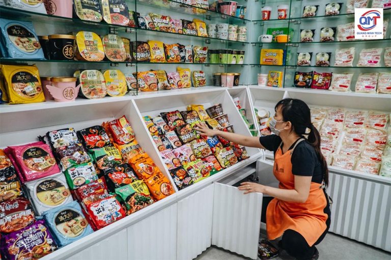 kệ trưng bày mỳ tôm trong siêu thị