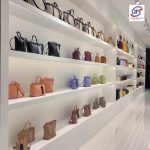 Mẹo chọn kệ trưng bày cho cửa hàng túi xách