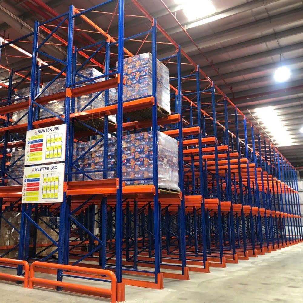 Hệ thống kệ Drive In tải trọng nặng giúp tối ưu không gian lưu trữ pallet trong kho công nghiệp.